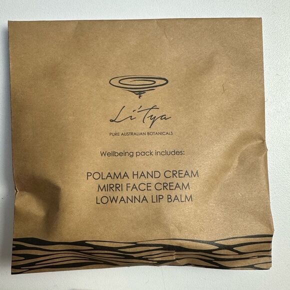 QANTAS Business Class Koskela Toiletry Bag And Amenity Kit Sealed Never Used - Picture 5 of 6